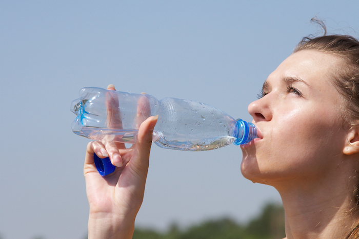 REMPLI D’EAU, LE VERRE EST TOUJOURS A MOITIE PLEIN : DE LA BONNE HYDRATATION SUR LE LIEU DE TRAVAIL.