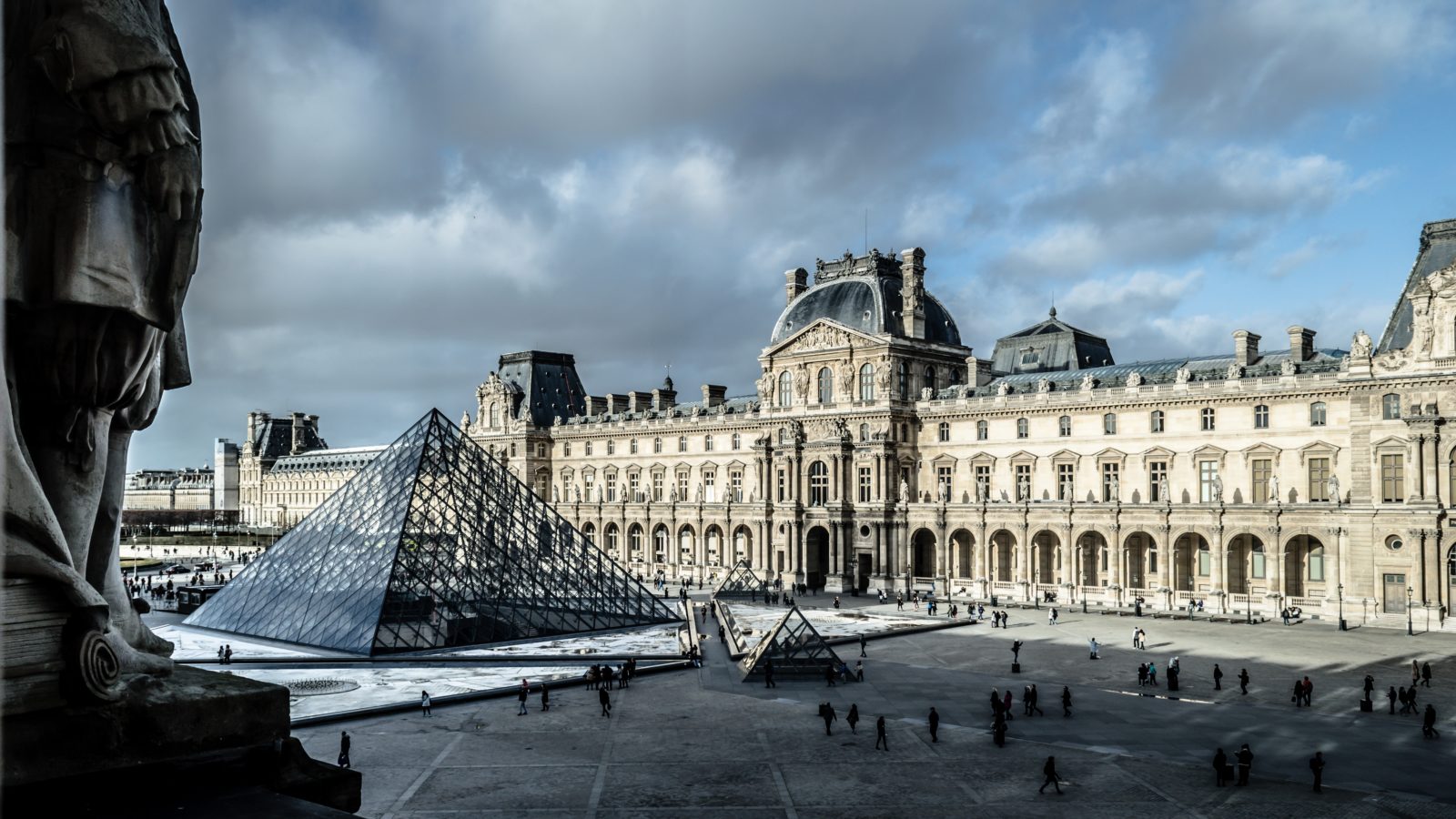 ELEGANCE A LA GISCARD, SOURCILS A LA POMPIDOU, IL A AUSSI L’AUDACE DE L’AUSTERITE QU’IL ANNONCE : FRANCOIS FILLON EST LE NOUVEAU CHAMPION DE LA FRANCE !